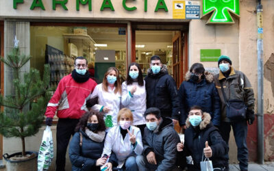 Participantes de los centros de inserción social en Rioja Alta y Baja reparten adornos navideños