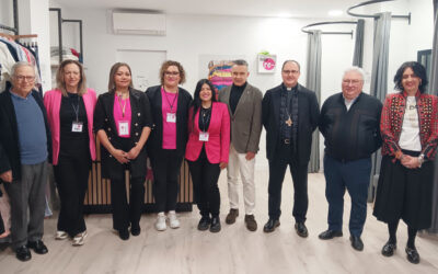 El alcalde de Logroño visita nuestra nueva tienda de ropa de segunda mano, acompañado por el obispo y el director de Cáritas