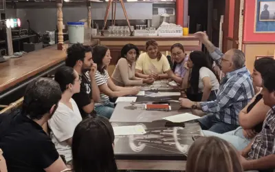 Los alumnos del programa formativo ‘RestaurACCIÓN’ de la Fundación Cáritas Chavicar aprenden teórica y práctica de los responsables del Café Moderno